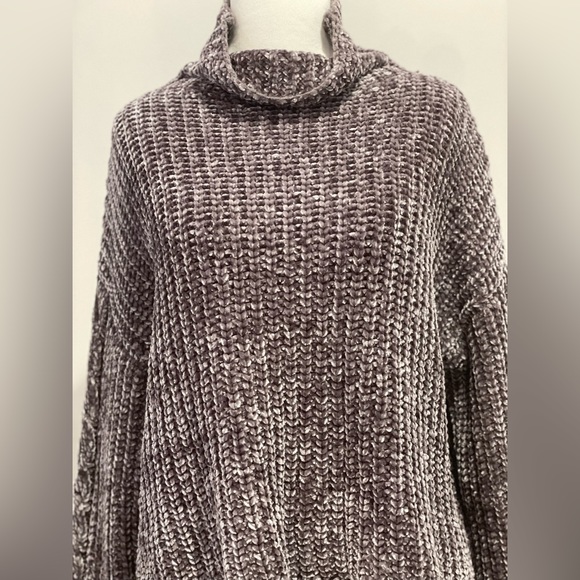 Knit Turtle Neck Cropped Sweater - Picture 2 of 5